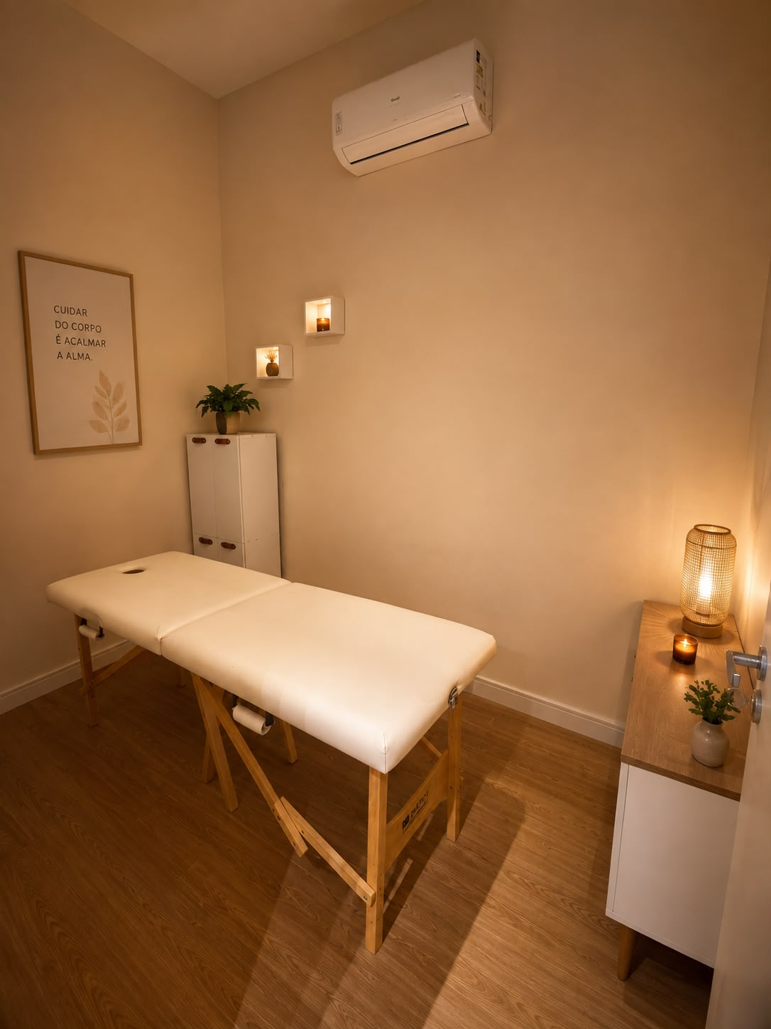 Sala de massagem e terapias corporais da Áurea com iluminação acolhedora